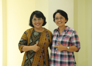 Kiri (Tri Yuliyanti Setyasari, S.Sn) wakil IKASTISI (Foto ist.)