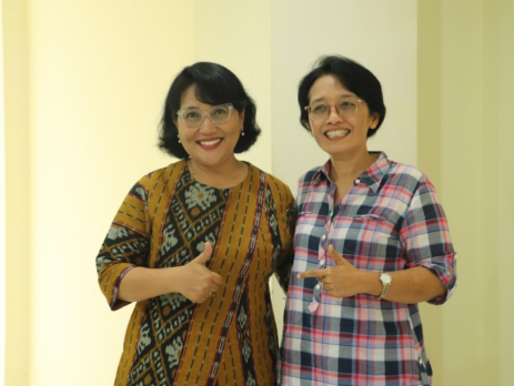 Kiri (Tri Yuliyanti Setyasari, S.Sn) wakil IKASTISI (Foto ist.)